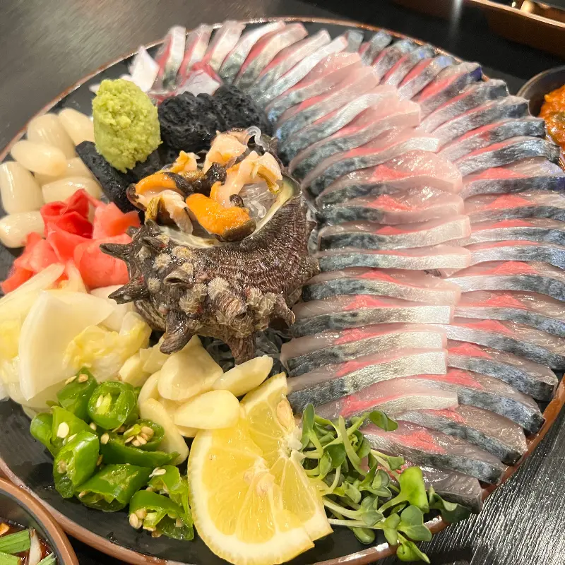 고등어회와 곁들임 메뉴들의 조화