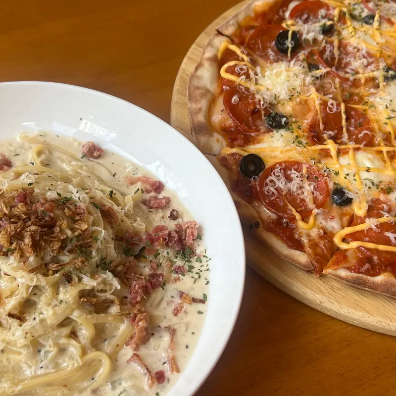 크림 파스타와 페퍼로니 피자의 환상적인 조합