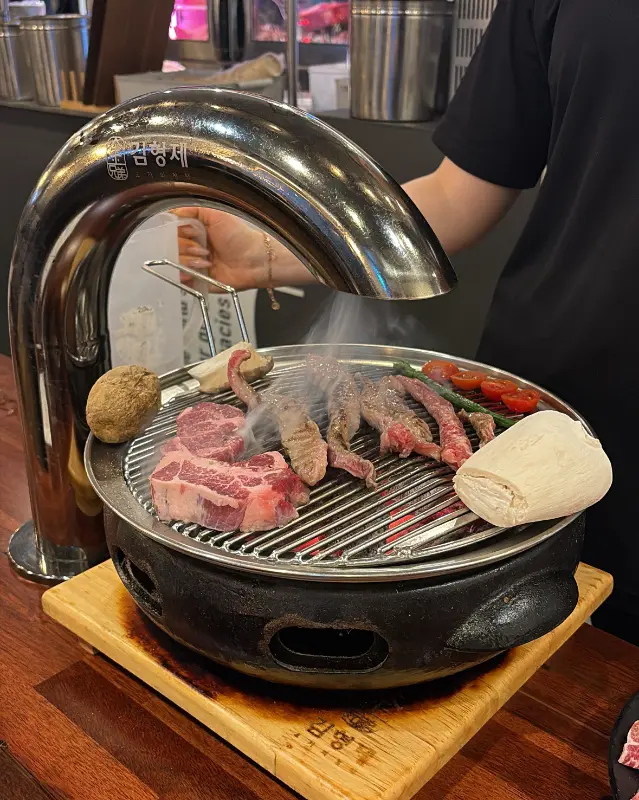 고기를 맛있게 구워주는 모습