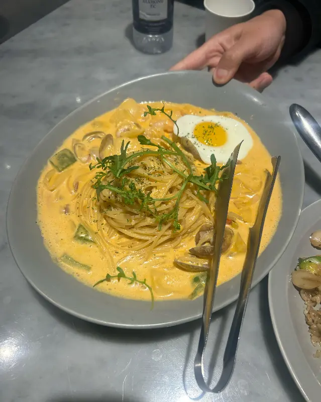 파스타 위에 올려진 반숙 계란