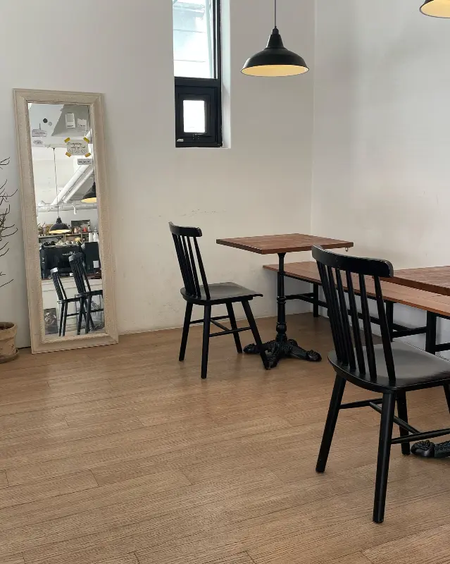 카페 내부의 테이블과 의자