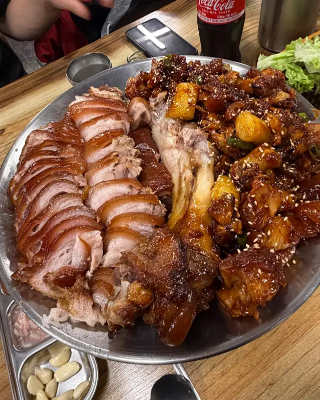 맛있는 족발과 함께 즐거운 시간을 보내는 사람들