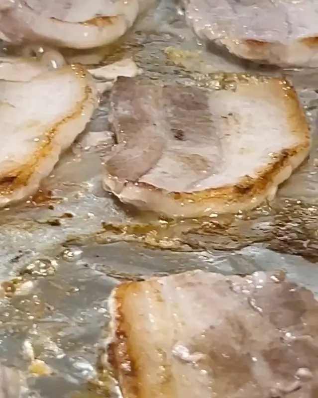 노릇하게 구워진 냉동 삼겹살