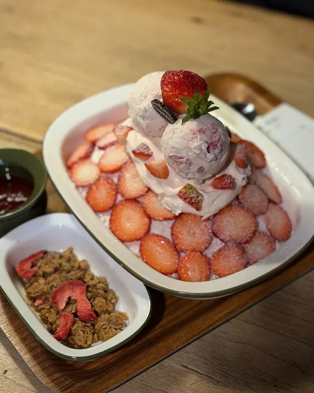 신선한 딸기와 곁들여 먹는 그래놀라