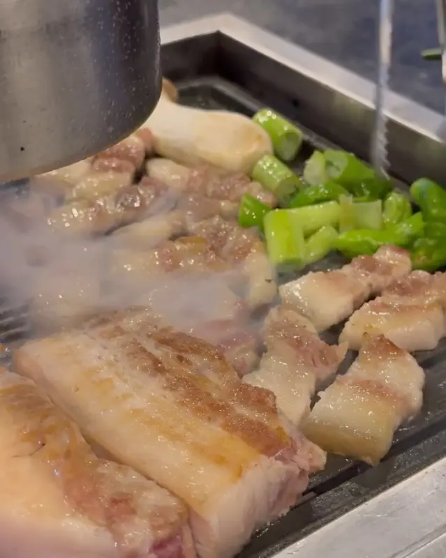 숯불 위에서 익어가는 흑돼지 오겹살