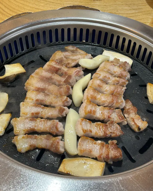 맛찬들 왕소금구이 구워지는 삼겹살