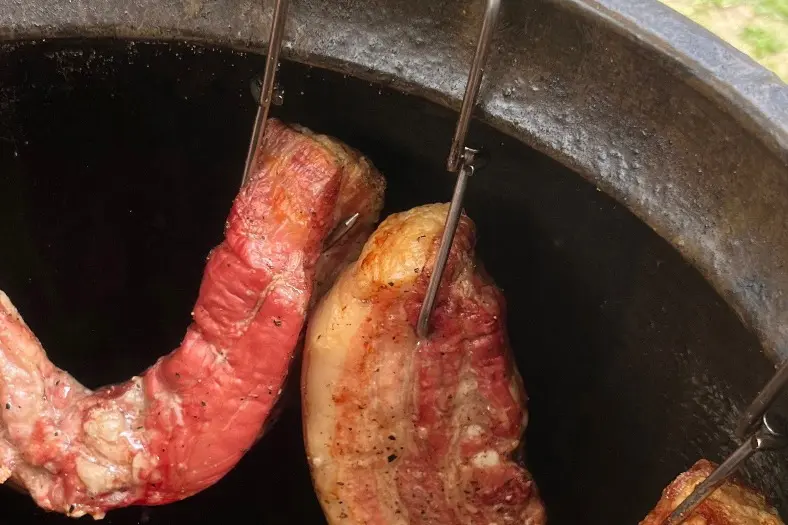 항아리에서 구워져 나온 바베큐