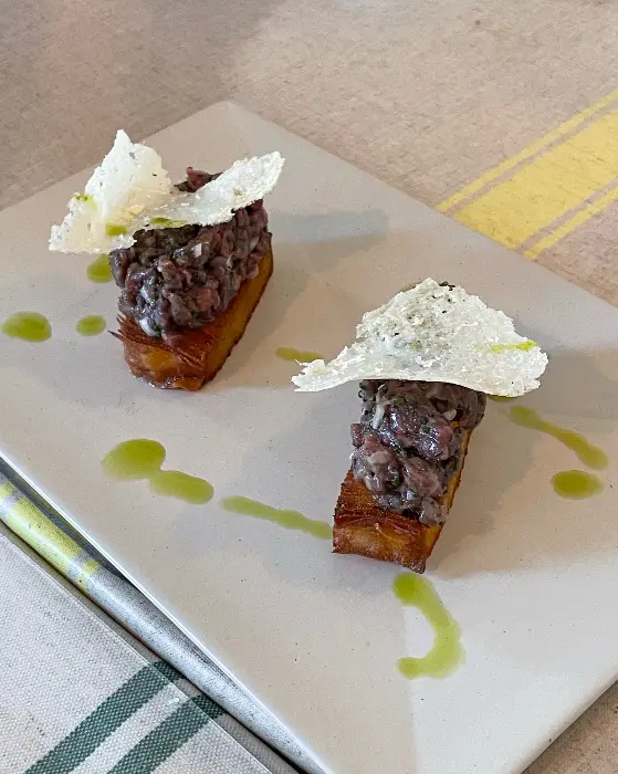 큐브 형태의 음식과 얇은 칩