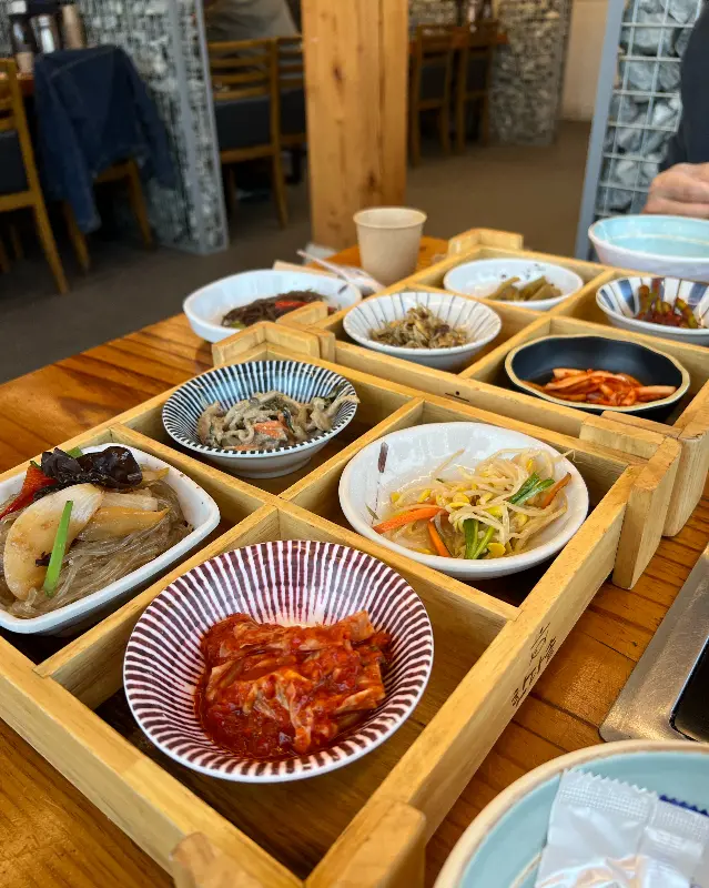 정갈하게 차려진 8가지 밑반찬