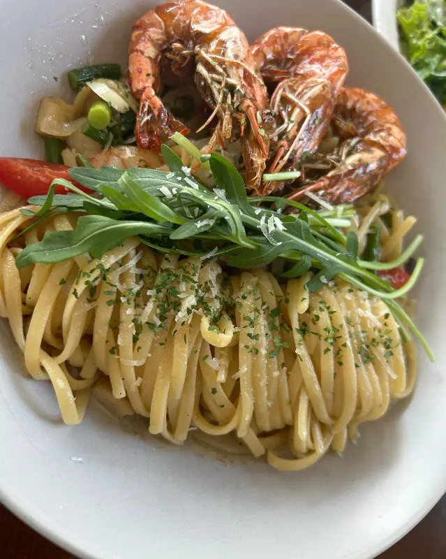 통통한 새우가 올려진 파스타