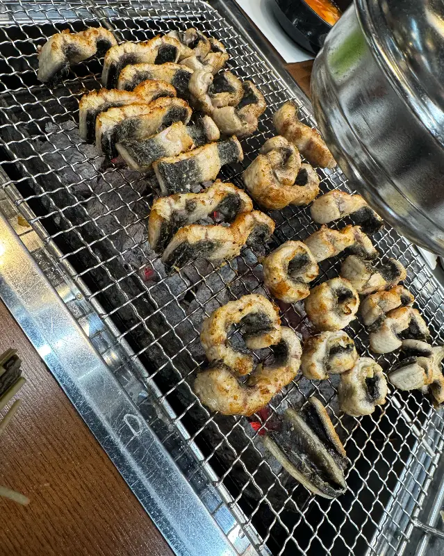 숯불 위에서 맛있게 구워지는 장어