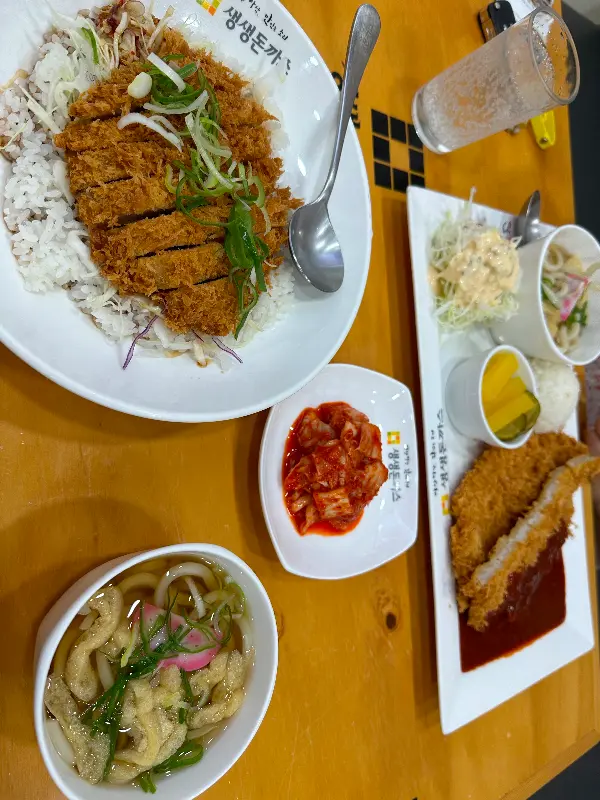 정갈한 돈까스 한 상 차림