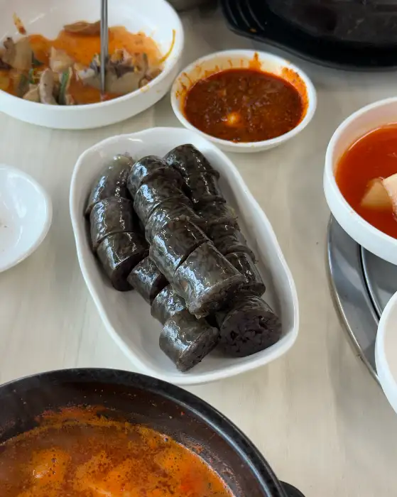 하얀 접시에 담긴 먹음직스러운 피순대