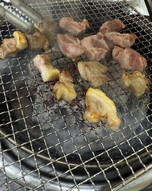 숯불 위에서 익어가는 뒷고기