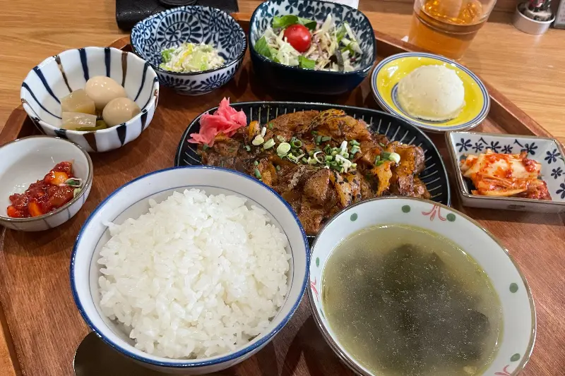 푸짐하고 맛깔스러운 고추장 불고기 한 상