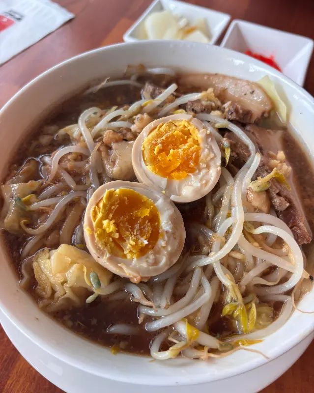 테이블 위에 놓인 지로 라멘