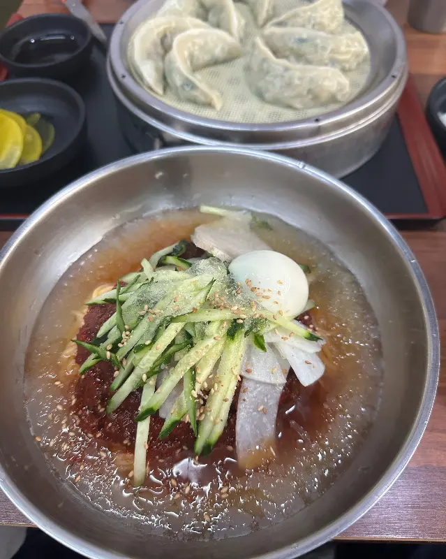 만두와 함께 즐기는 물비빔면