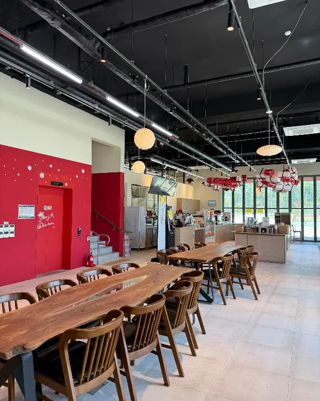 넓고 쾌적한 2층 레스토랑