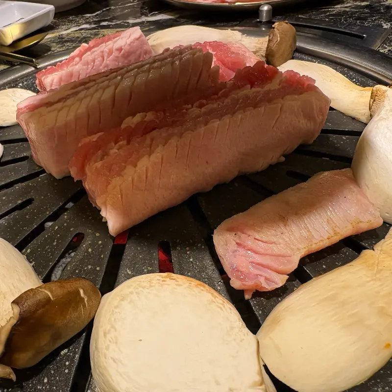 불판 위의 돼지고기