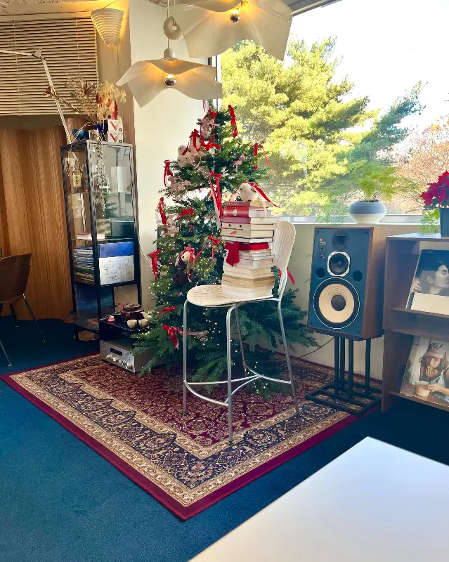 카페 한 켠에 놓인 크리스마스 트리와 앤티크한 소품들