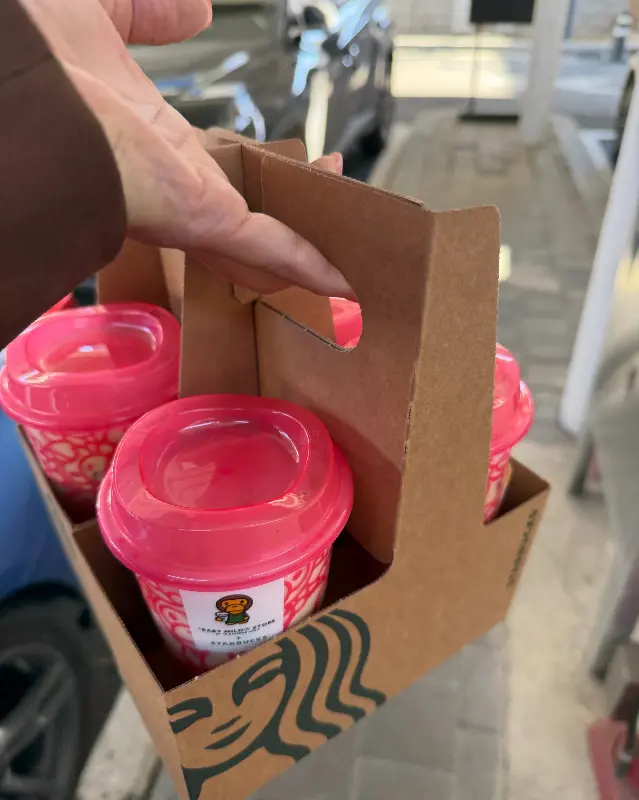 드라이브 스루로 음료를 픽업하는 모습