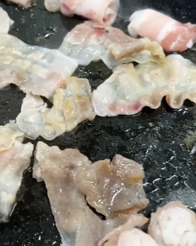 불판 위에서 익어가는 고기