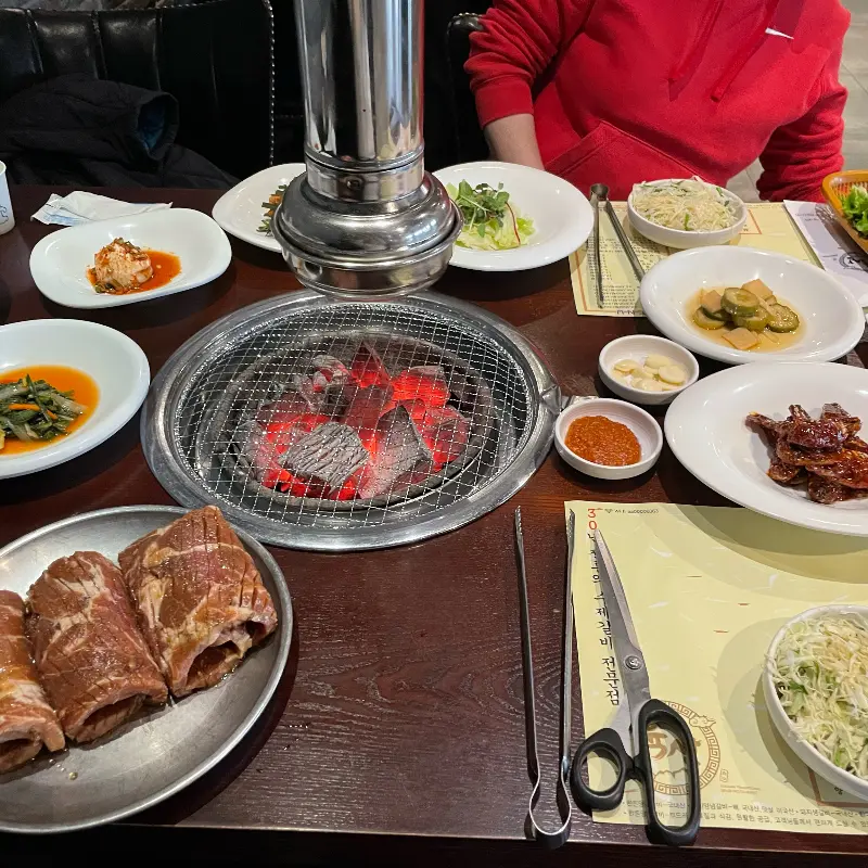 숯불 위에 올려진 돼지 양념갈비