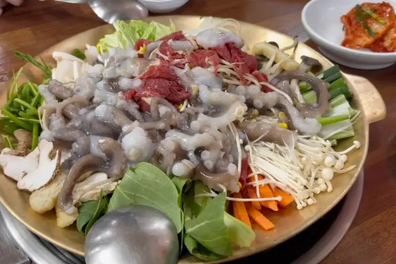 신선한 재료들이 듬뿍 들어간 낙지 요리