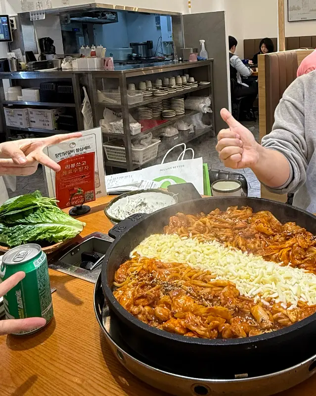 장인닭갈비 신림점 내부