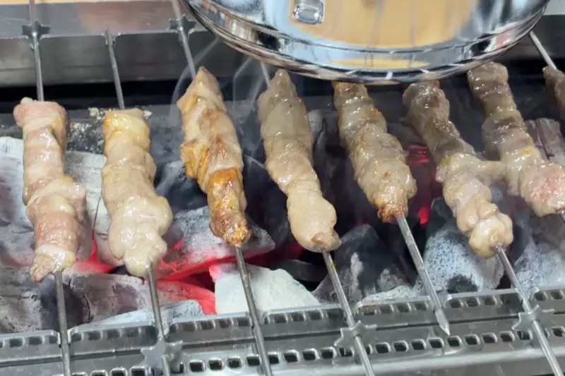 숯불 위에서 맛있게 익어가는 양꼬치