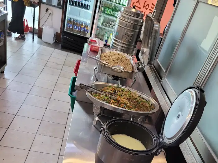 뷔페 음식 진열대 모습 1