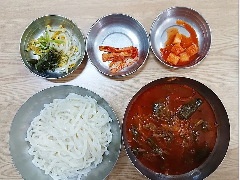 육칼과 밑반찬