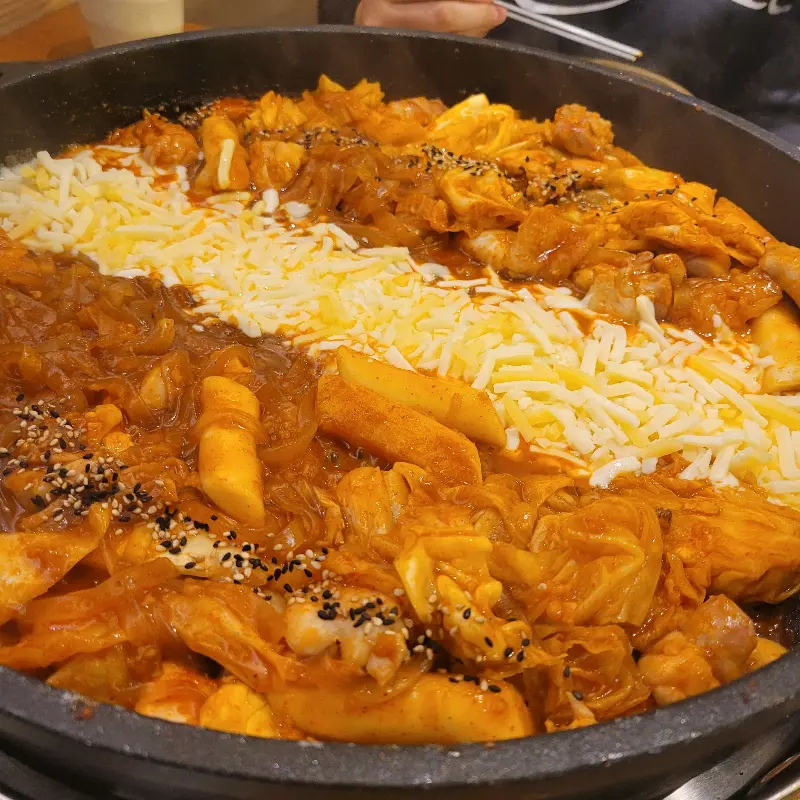 치즈와 함께 즐기는 닭갈비