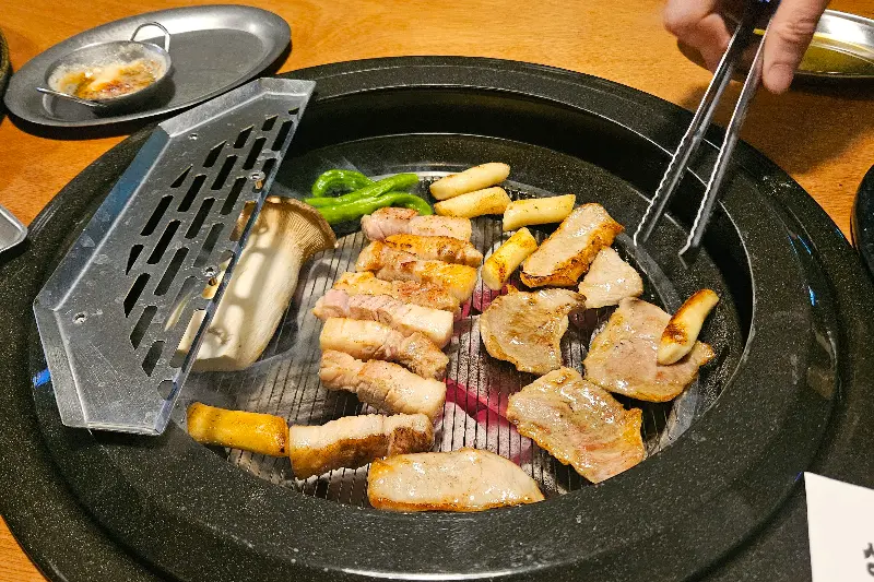 불판 위에서 맛있게 익어가는 고기