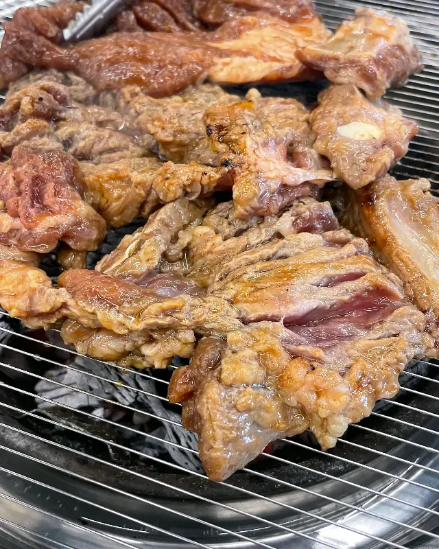 숯불 위에서 맛있게 익어가는 돼지갈비