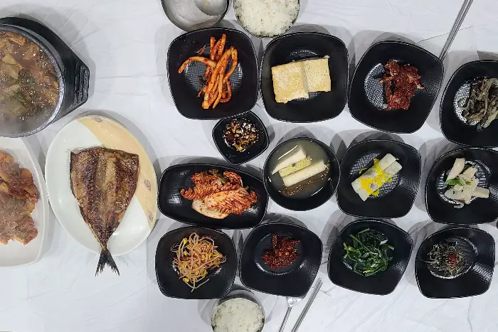 다양한 종류의 반찬들이 가지런히 놓여 있는 모습