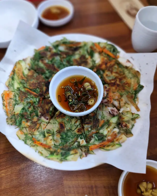 겉은 바삭하고 속은 촉촉한 해물전