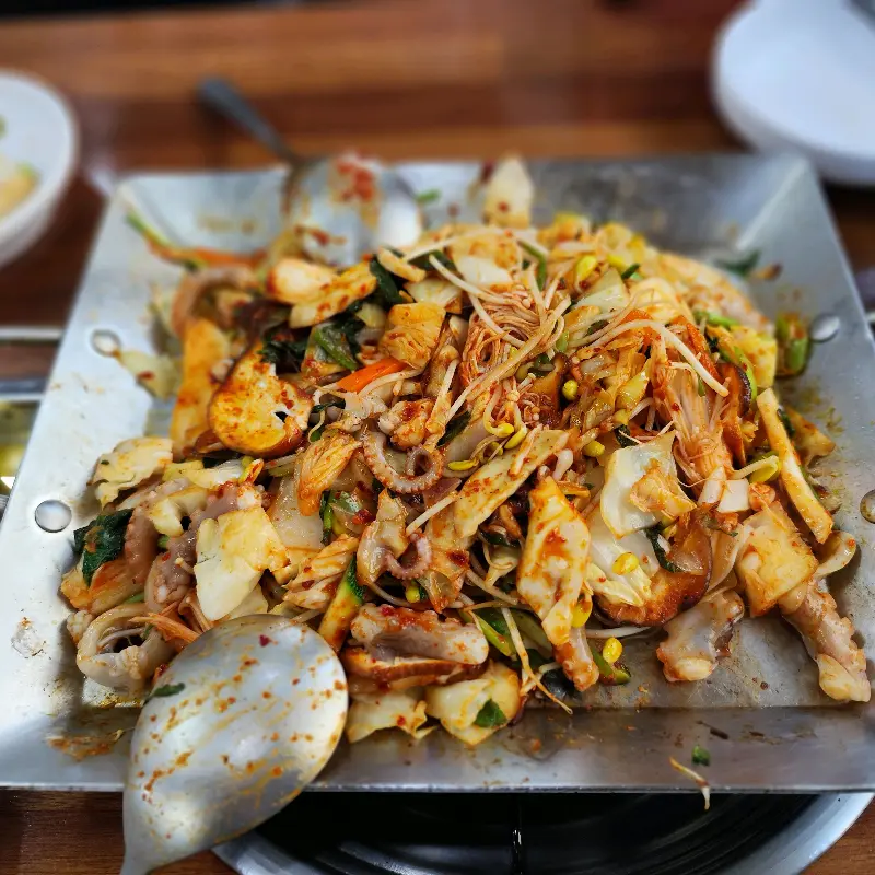 매콤한 양념과 신선한 채소가 어우러진 낙지볶음