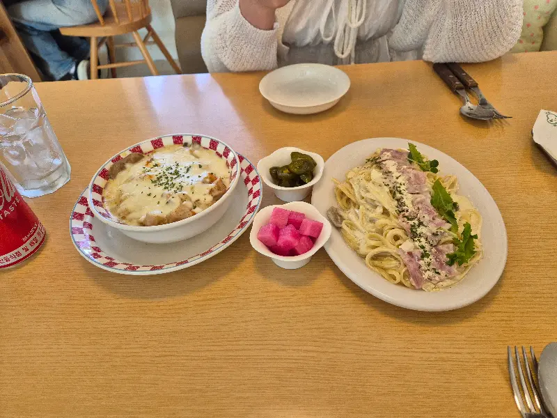 오므라이스와 파스타 한 상 차림