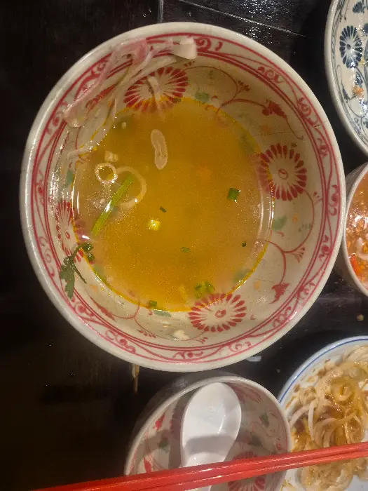 빈 그릇에 담긴 쌀국수 육수