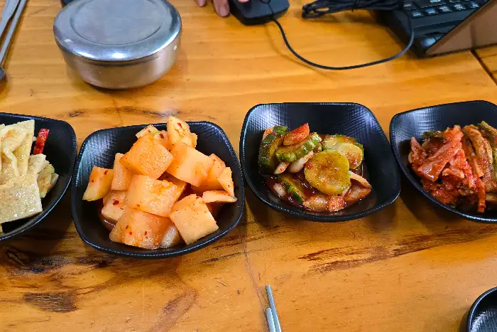 식탁 위에 차려진 다양한 반찬들