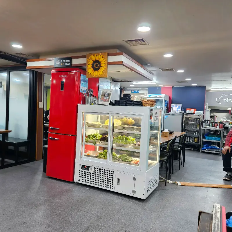 넓고 깔끔한 매장 내부