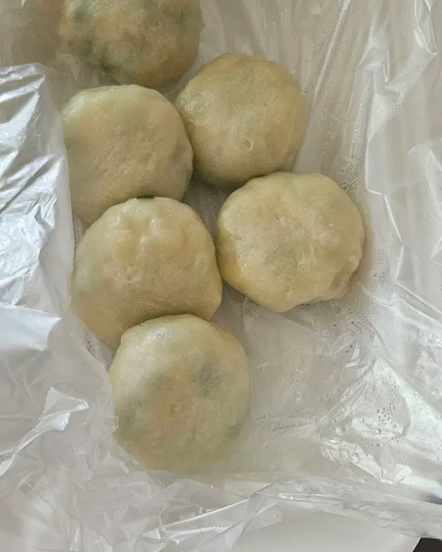 만두, 라면, 꽈배기, 단무지가 한 상에 차려진 모습