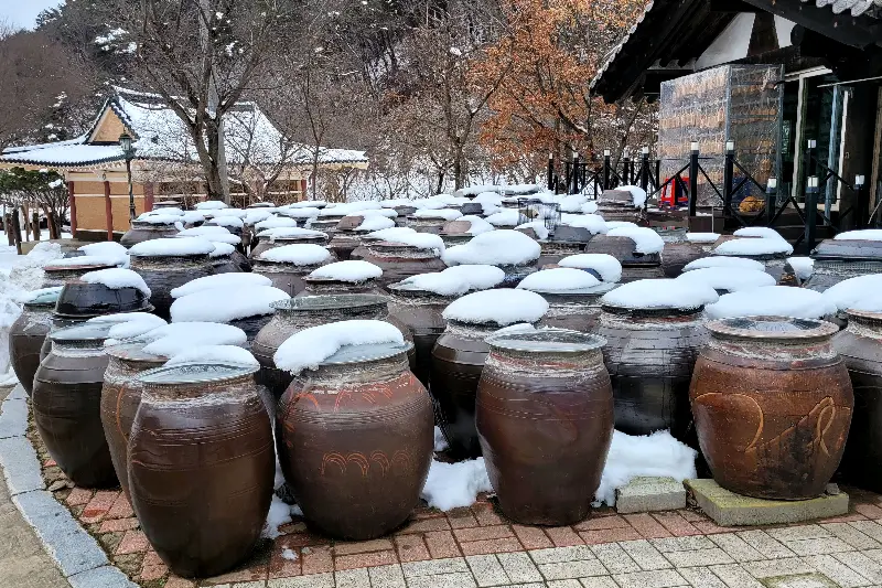 눈 덮인 장독대의 겨울 풍경