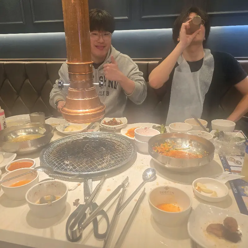 명륜진사갈비에서 즐거운 시간을 보내는 사람들