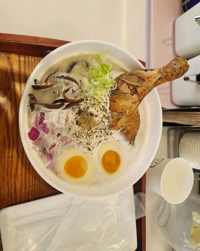 커다란 닭다리가 통째로 올라간 해장 라멘