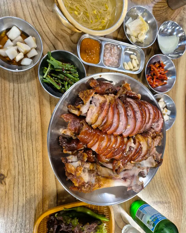 다채로운 밑반찬 구성