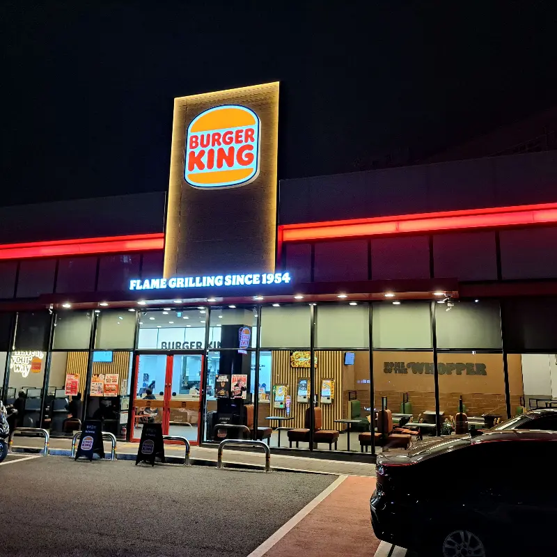 밤에 빛나는 버거킹 외관