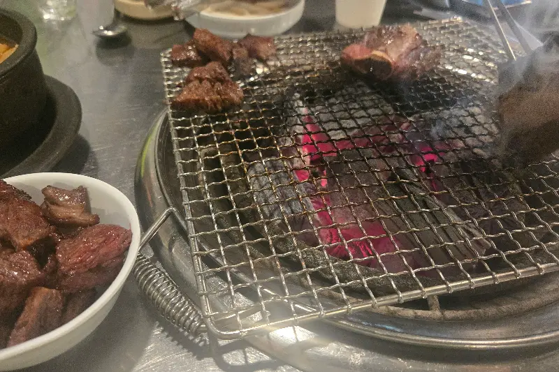 숯불 위에서 맛있게 익어가는 고기들