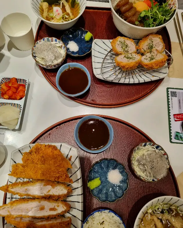 테이블 가득 차려진 푸짐한 한 상차림